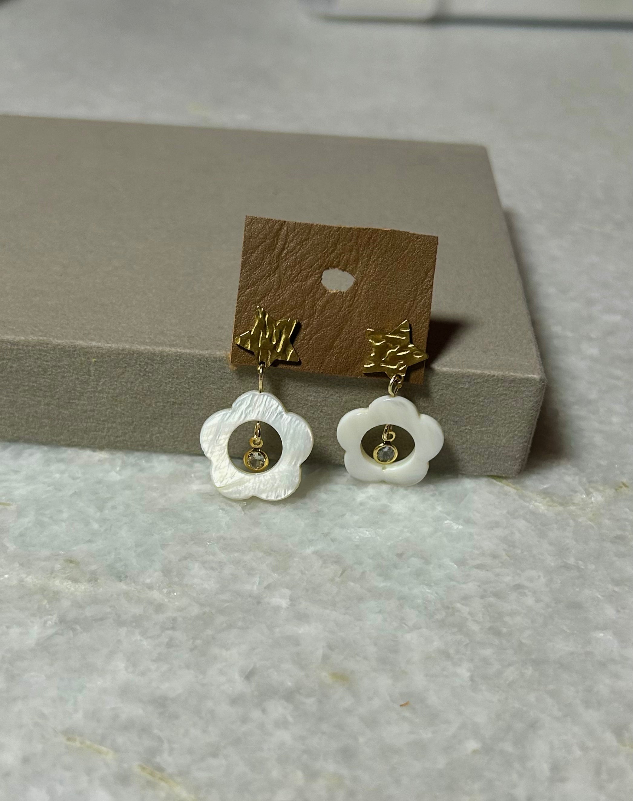 Flower shaped Pearl earrings